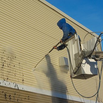 schonende Fassadenreinigung Fassadenreinigung mit Arbeitslift