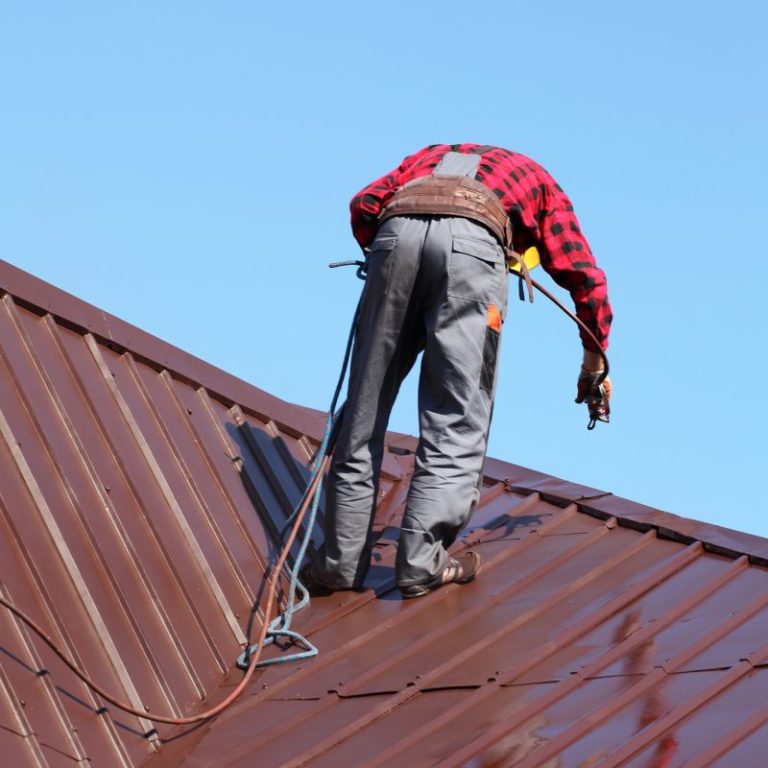 Dachbeschichtung wird gespritzt